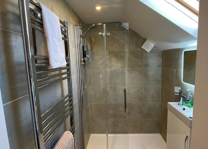 Cardiff Coach House With Hot Tub & Log Fire